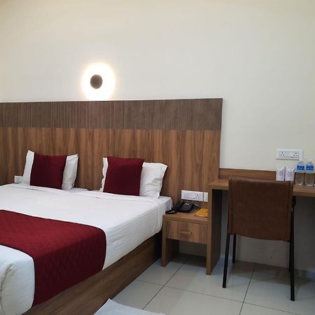 Hotel Deepakam Inn Палаккад Экстерьер фото