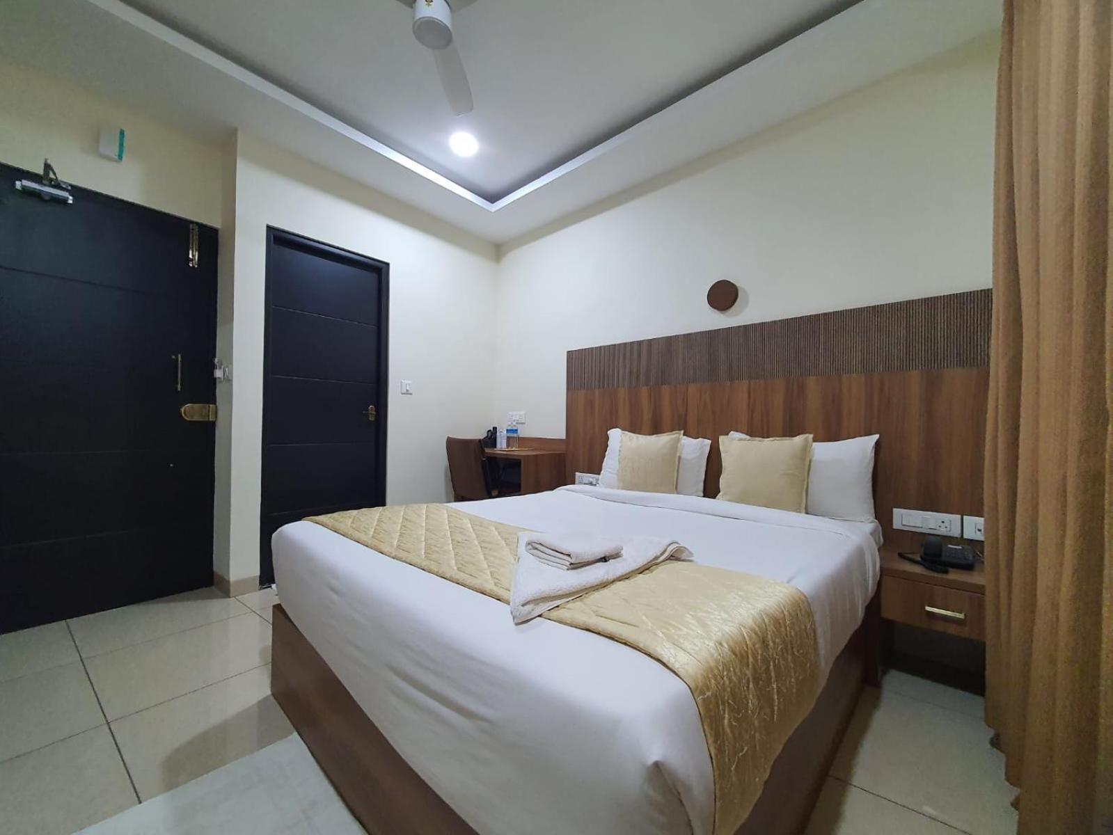 Hotel Deepakam Inn Палаккад Экстерьер фото