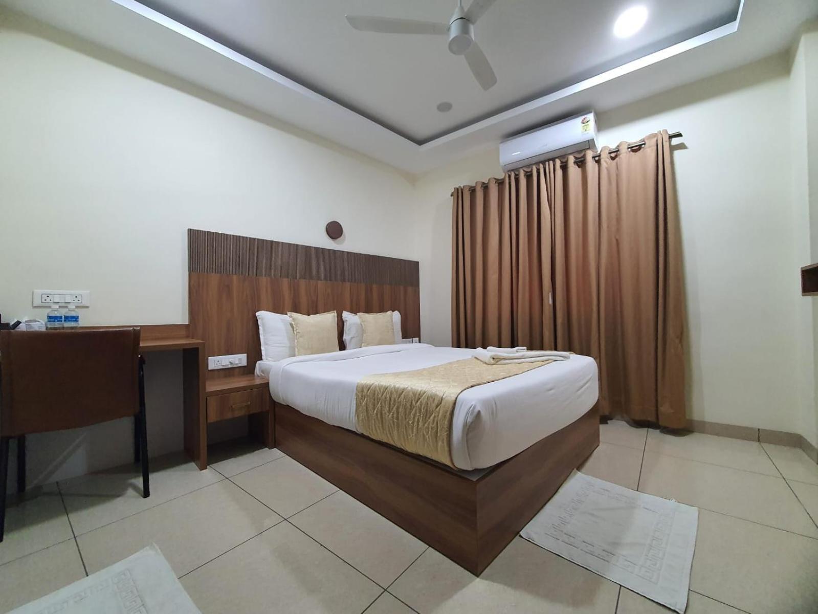 Hotel Deepakam Inn Палаккад Экстерьер фото