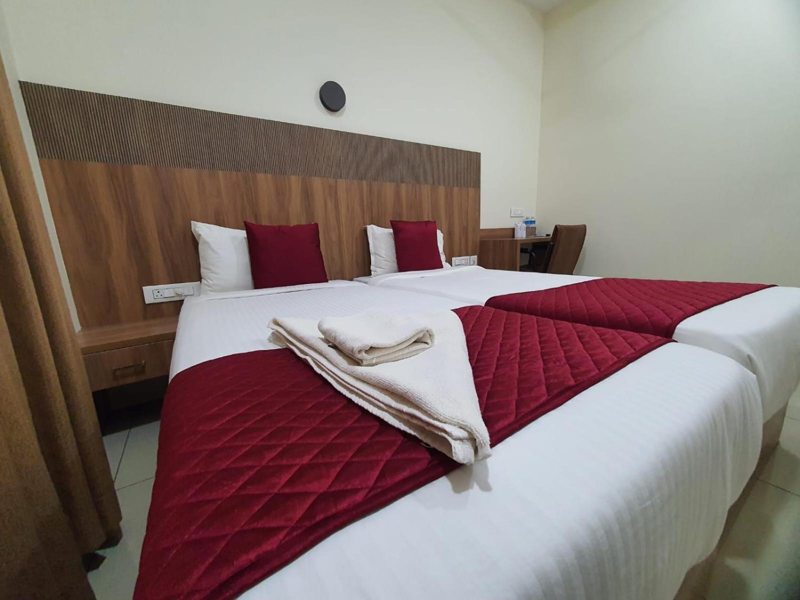 Hotel Deepakam Inn Палаккад Экстерьер фото