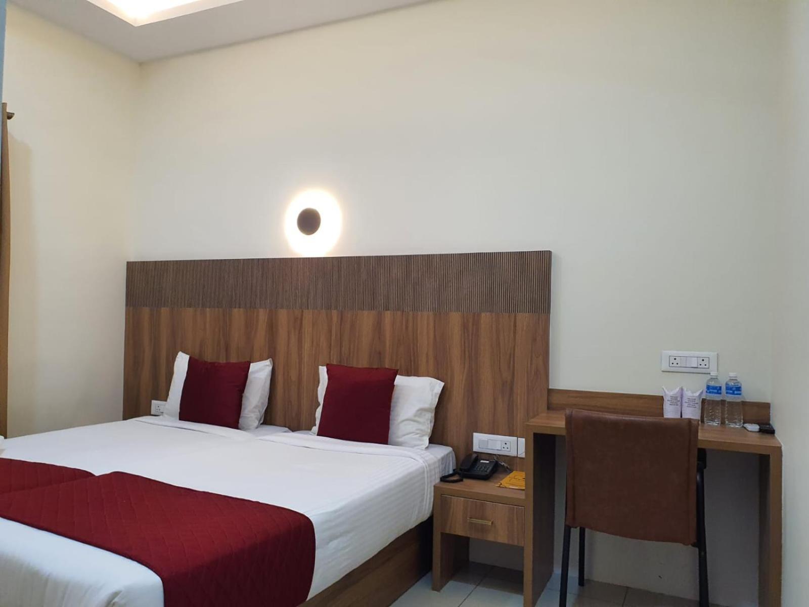 Hotel Deepakam Inn Палаккад Экстерьер фото