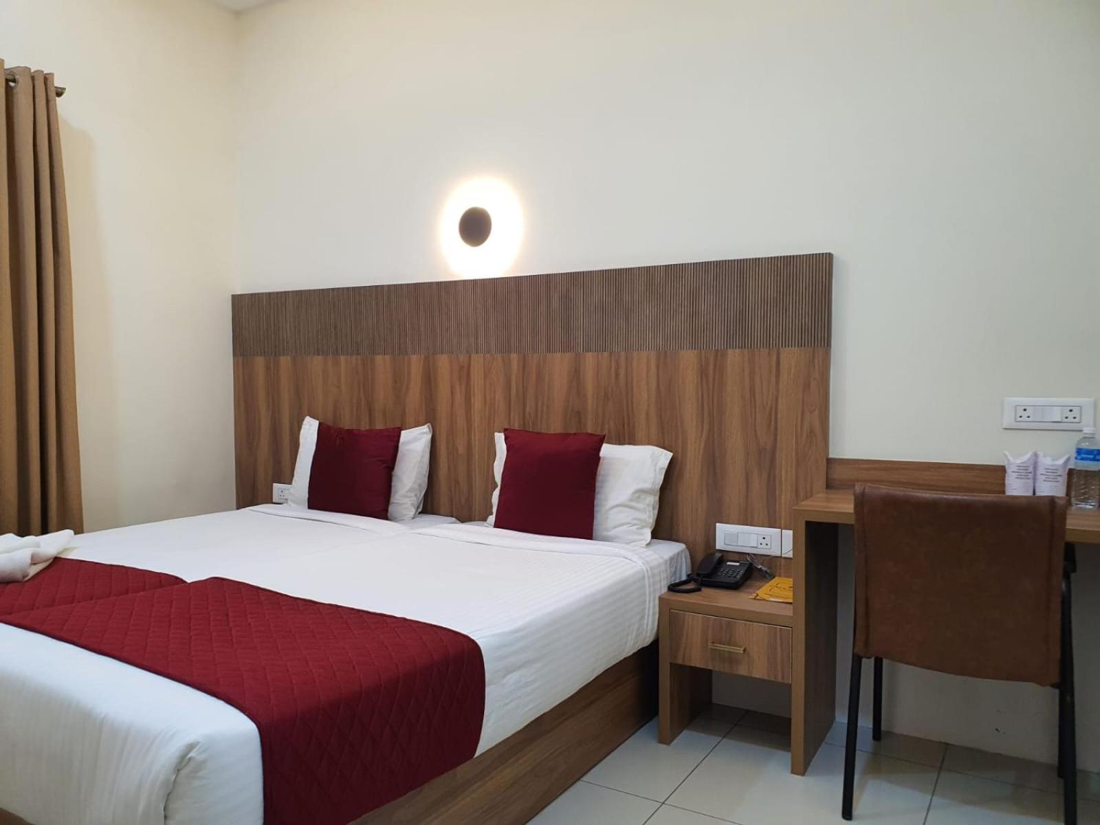 Hotel Deepakam Inn Палаккад Экстерьер фото