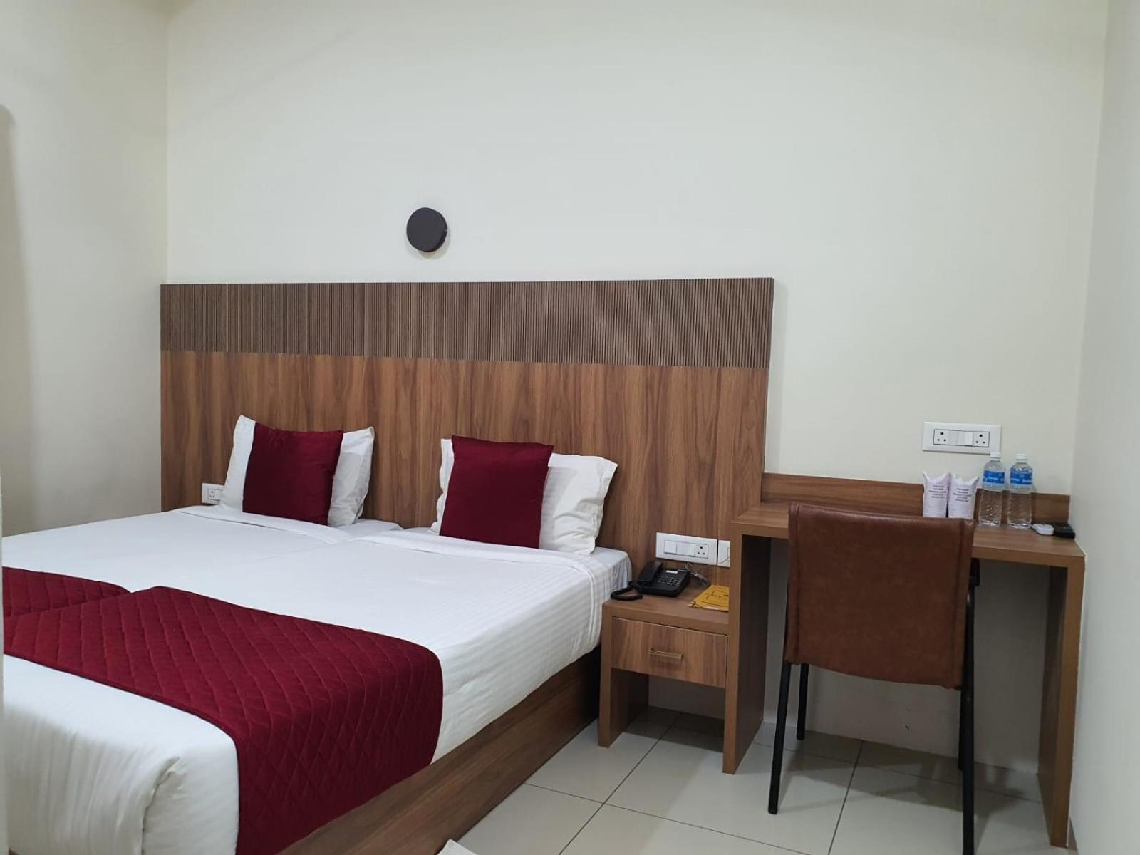 Hotel Deepakam Inn Палаккад Экстерьер фото