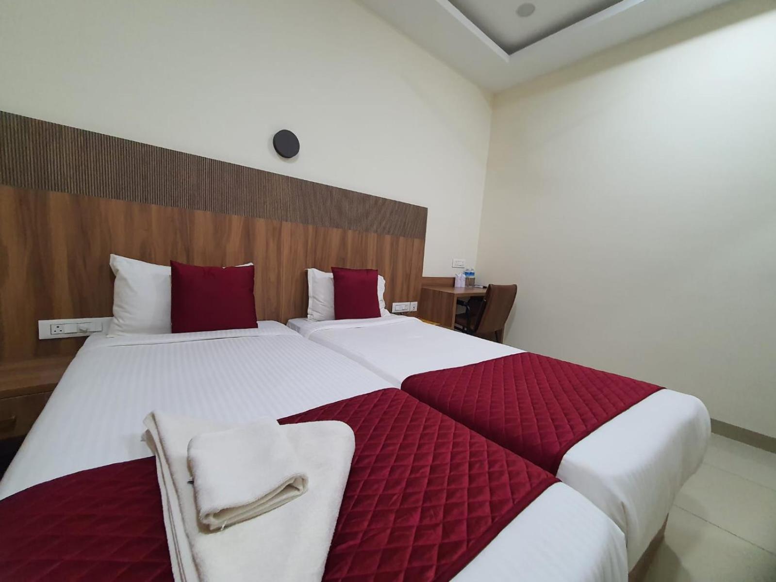 Hotel Deepakam Inn Палаккад Экстерьер фото