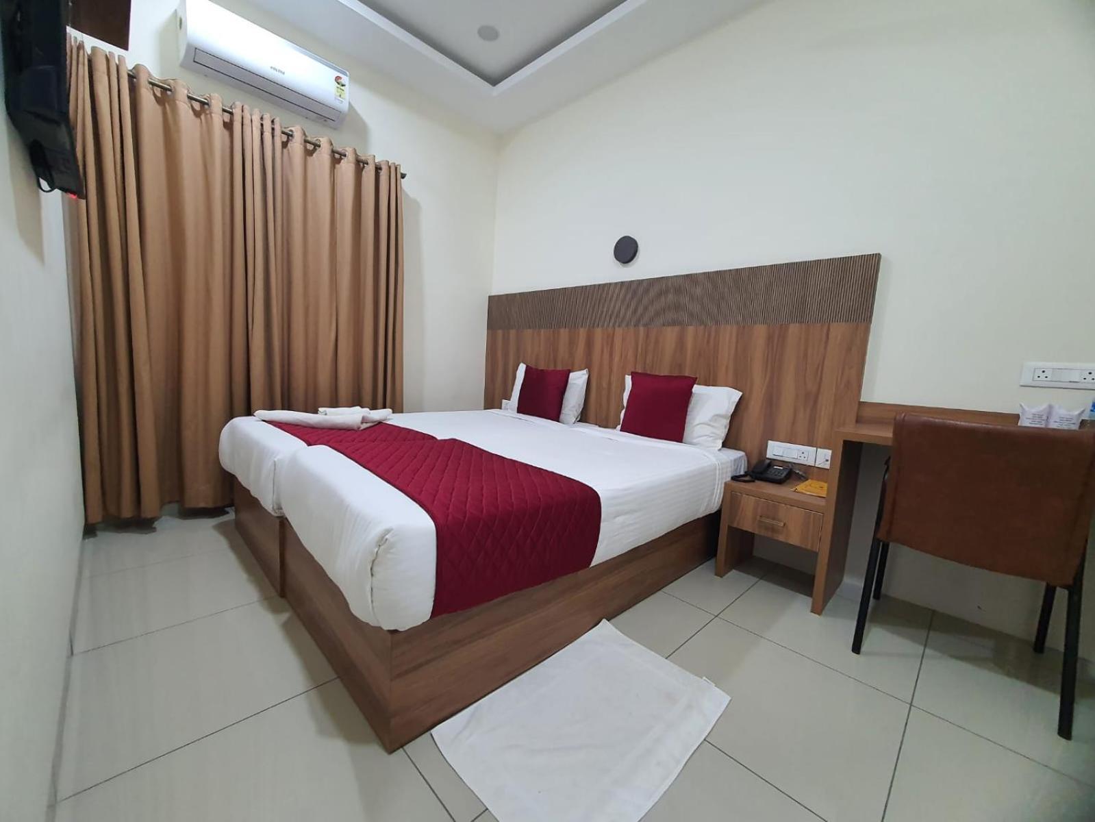 Hotel Deepakam Inn Палаккад Экстерьер фото