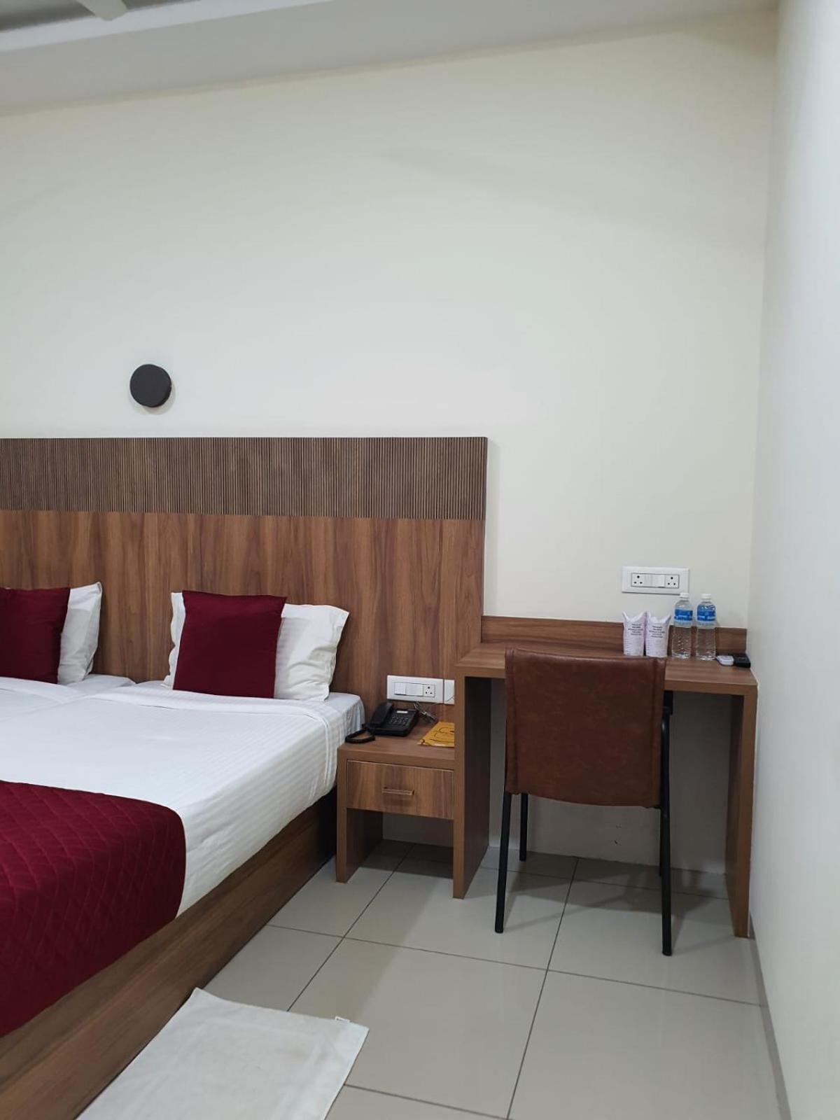 Hotel Deepakam Inn Палаккад Экстерьер фото