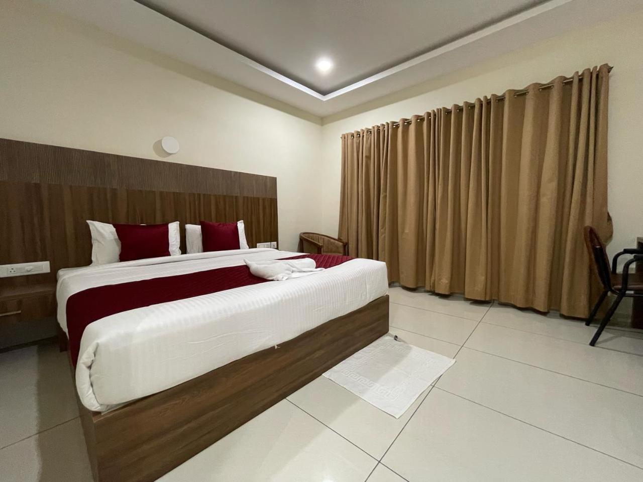 Hotel Deepakam Inn Палаккад Экстерьер фото