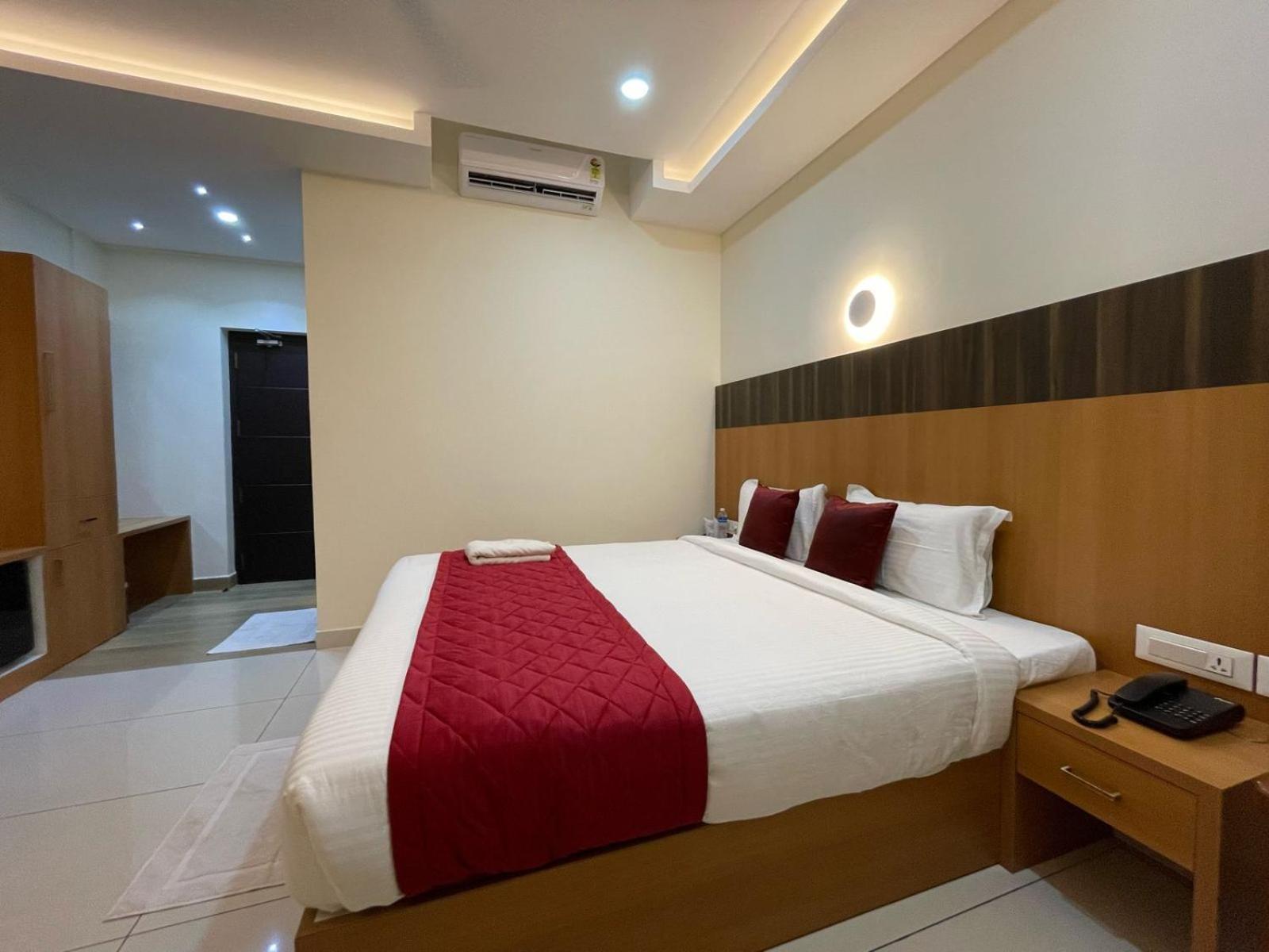 Hotel Deepakam Inn Палаккад Экстерьер фото