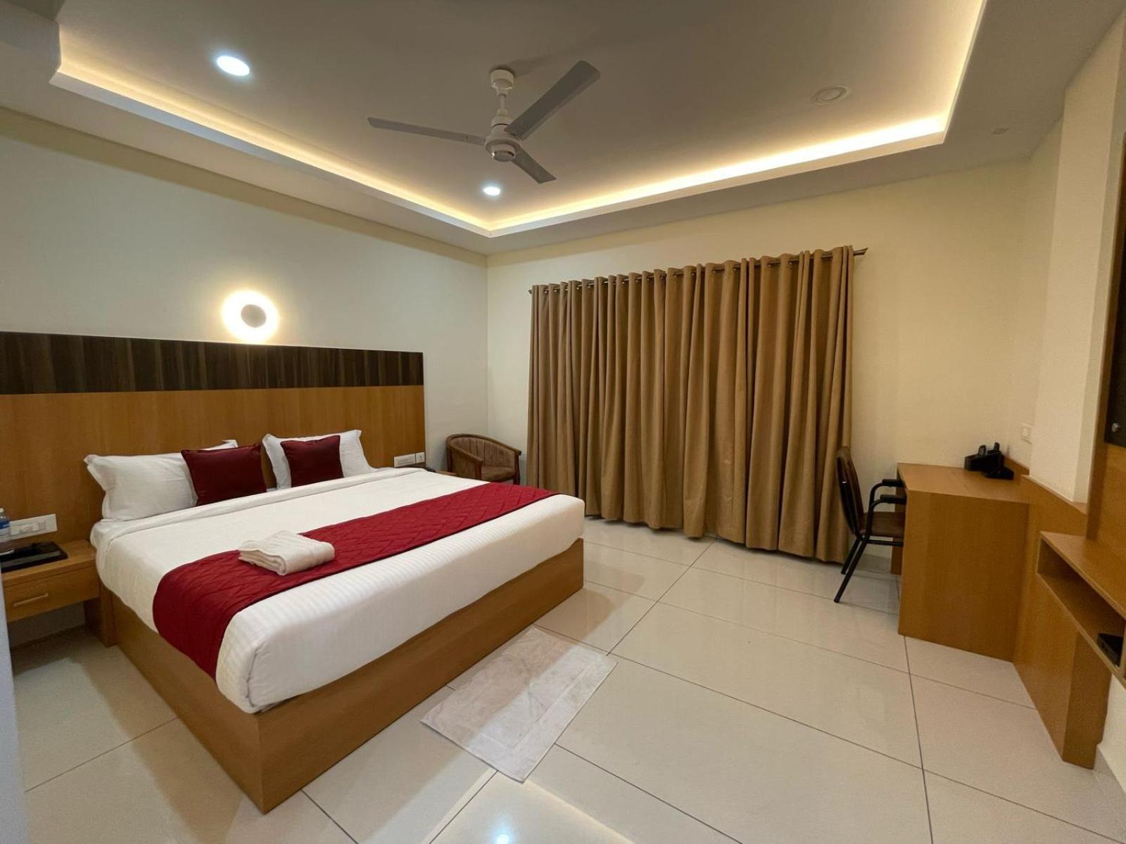 Hotel Deepakam Inn Палаккад Экстерьер фото