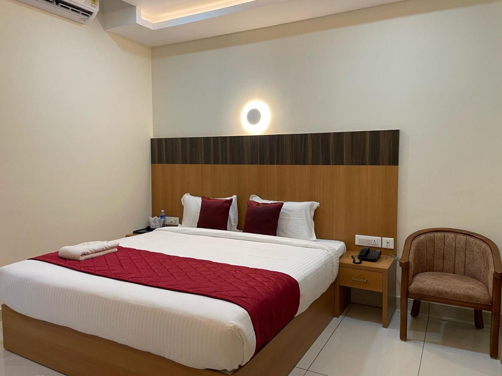 Hotel Deepakam Inn Палаккад Экстерьер фото