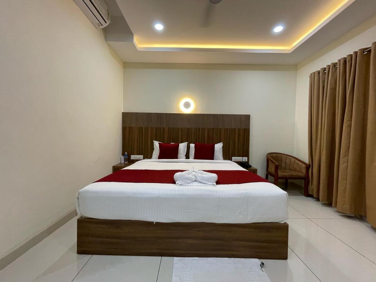 Hotel Deepakam Inn Палаккад Экстерьер фото