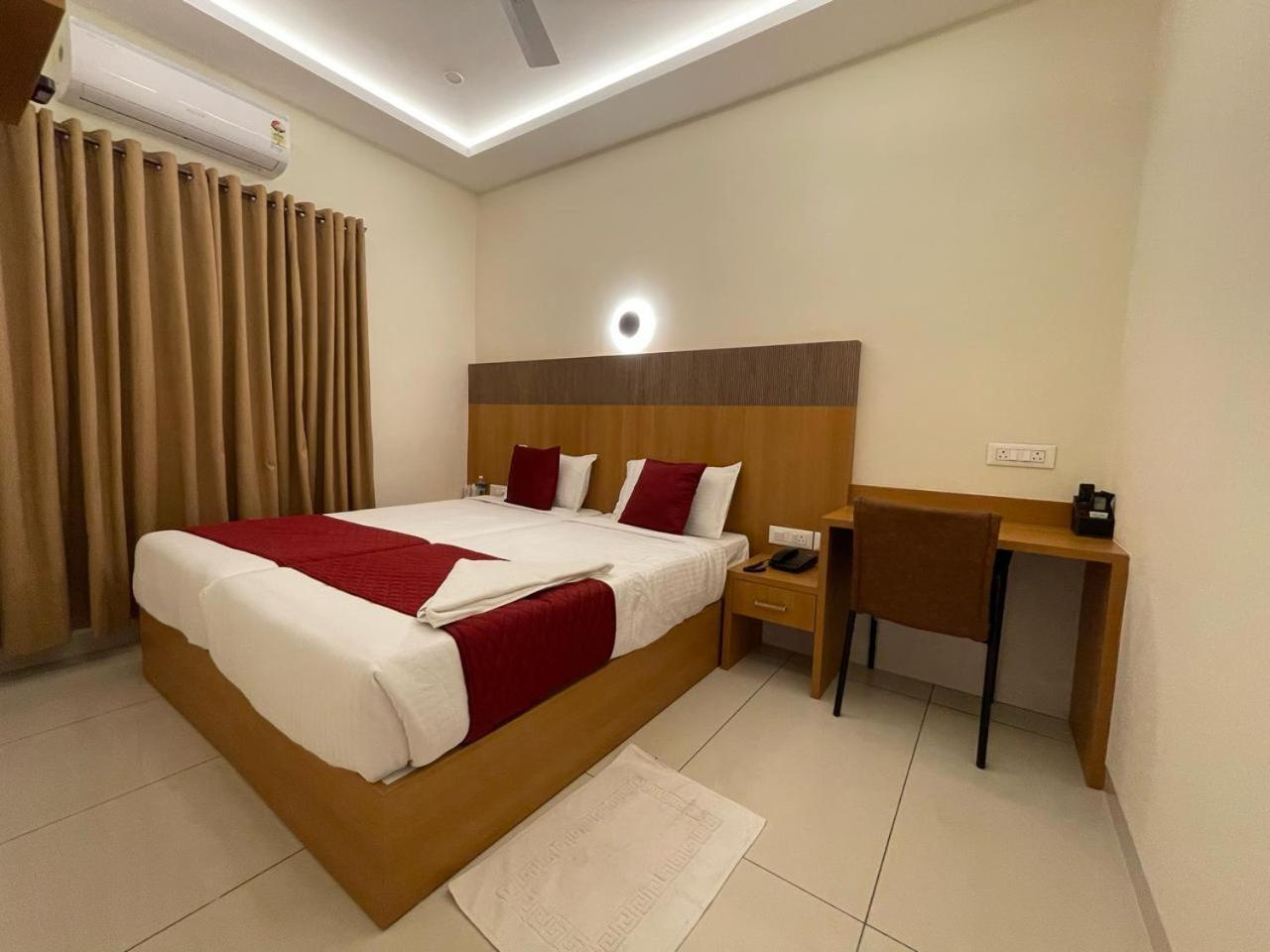 Hotel Deepakam Inn Палаккад Экстерьер фото