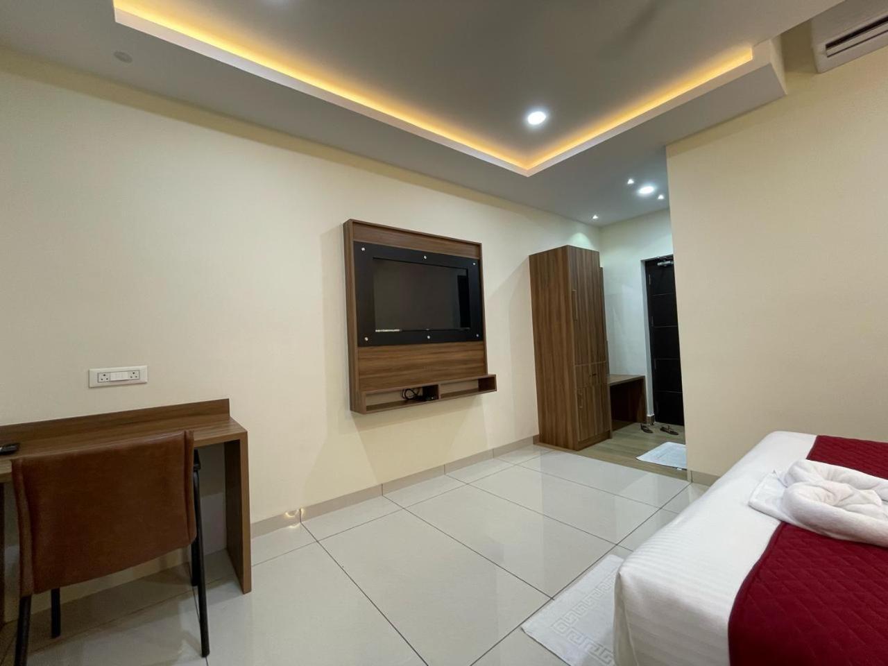 Hotel Deepakam Inn Палаккад Экстерьер фото